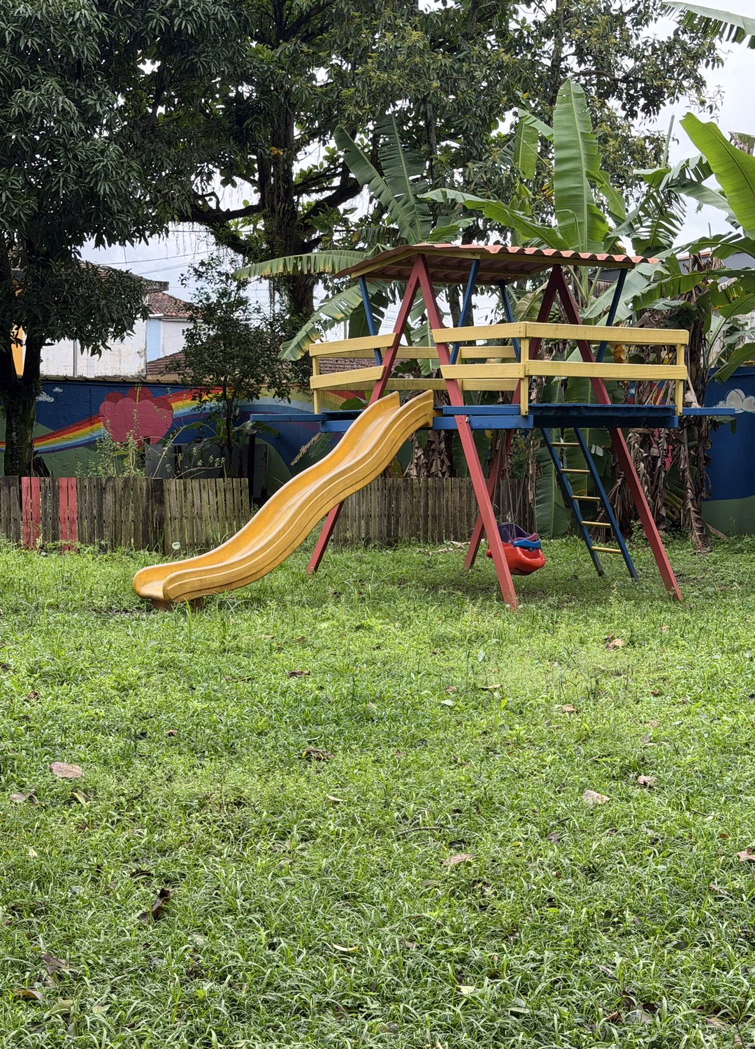 Parquinho do LAM, no gramado da instituição em São Vicente